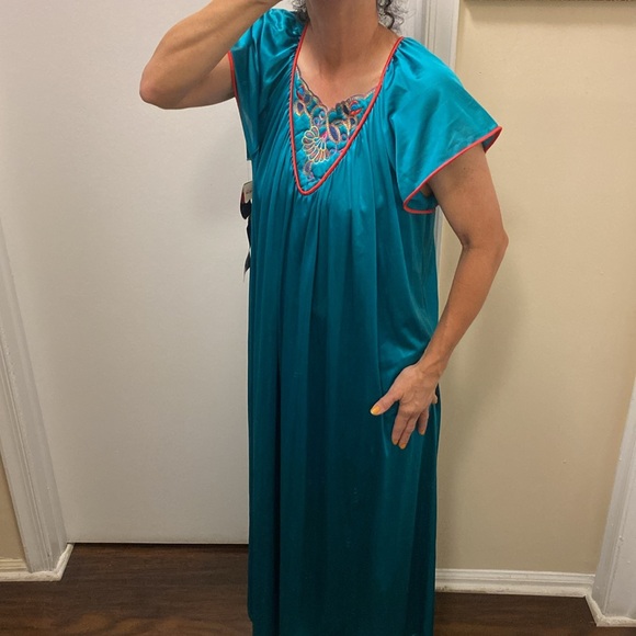 Vanity Fair long night gown - Picture 2 of 7